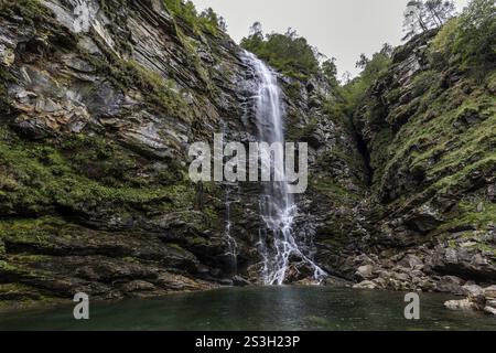 Froda-Wasserfall, Cascata La Froda, Sonogno, Verzasca-Tal, Valle Verzasca, Kanton Tessin, Schweiz, Europa Stockfoto