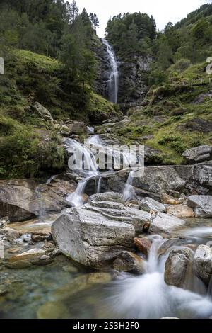 Froda-Wasserfall, Cascata La Froda, Sonogno, Verzasca-Tal, Valle Verzasca, Kanton Tessin, Schweiz, Europa Stockfoto