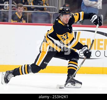 Pittsburgh, Usa. Januar 2025. Rickard Rakell (67) der Pittsburgh Penguins, der am Donnerstag, den 9. Januar 2025 in der PPG Paints Arena in Pittsburgh gegen die Edmonton Oilers kämpft. Foto von Archie Carpenter/UPI. Quelle: UPI/Alamy Live News Stockfoto