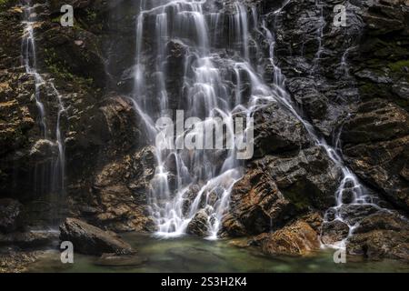Froda-Wasserfall, Cascata La Froda, Sonogno, Verzasca-Tal, Valle Verzasca, Kanton Tessin, Schweiz, Europa Stockfoto