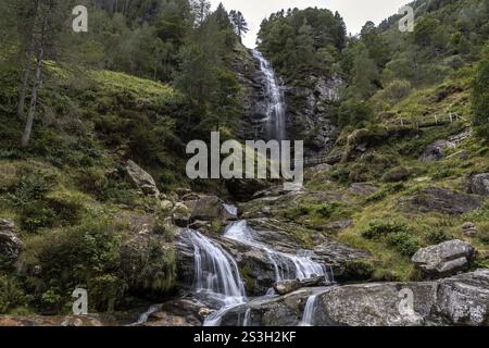 Froda-Wasserfall, Cascata La Froda, Sonogno, Verzasca-Tal, Valle Verzasca, Kanton Tessin, Schweiz, Europa Stockfoto