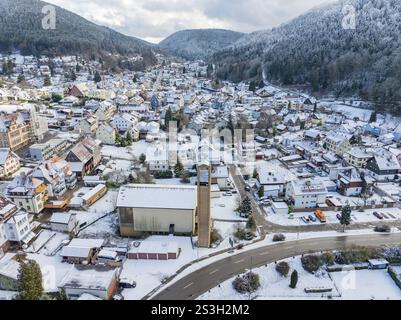 Luftaufnahme einer schneebedeckten Stadtlandschaft inmitten einer winterlichen Bergregion, Calmbach, Schwarzwald, Deutschland, Europa Stockfoto