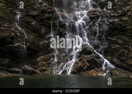 Froda-Wasserfall, Cascata La Froda, Sonogno, Verzasca-Tal, Valle Verzasca, Kanton Tessin, Schweiz, Europa Stockfoto