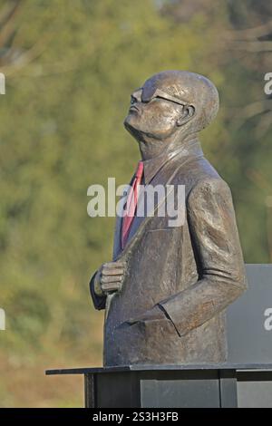 Skulpturenvariante in Rot von Guido Messer 2019, moderne Kunst, männliche Figur, Krawatte, Anzug, Brille, hochschauen, hoch schauen, stehen, Detail, Schlosspark Stockfoto