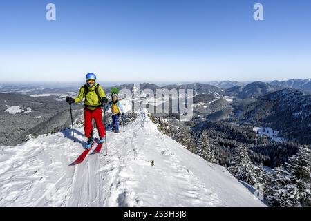 Zwei Skitourenfahrer auf einem Bergrücken, auf dem Aufstieg zum Teufelsstaettkopf, verschneite Berglandschaft, Bergpanorama, Ammergauer Alpen, Bayern, Keim Stockfoto