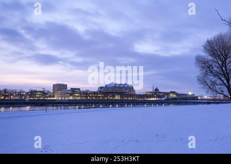 Dämmerung mit dem Landtag, dem Maritim Hotel und dem Internationalen Kongresszentrum, Dresden, Sachsen, Deutschland, Europa über die Elbe geschossen Stockfoto