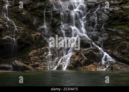 Froda-Wasserfall, Cascata La Froda, Sonogno, Verzasca-Tal, Valle Verzasca, Kanton Tessin, Schweiz, Europa Stockfoto