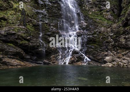 Froda-Wasserfall, Cascata La Froda, Sonogno, Verzasca-Tal, Valle Verzasca, Kanton Tessin, Schweiz, Europa Stockfoto