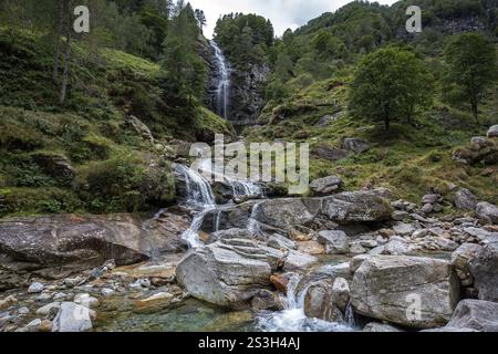 Froda-Wasserfall, Cascata La Froda, Sonogno, Verzasca-Tal, Valle Verzasca, Kanton Tessin, Schweiz, Europa Stockfoto