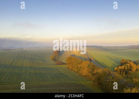 Aus der Vogelperspektive auf den Zehrener Berg mit dem Dorf Obermuschuetz, weite Freifläche mit Feldern und Baumstreifen, Bundessstraße 6, Herbst, Zehren, Sax Stockfoto