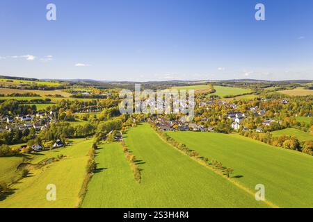 Stadtansicht von Schlettau aus der Luft im Herbst, Erzgebirge, Sachsen, Deutschland, Europa Stockfoto