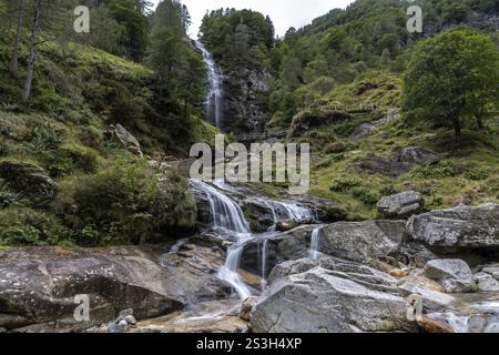 Froda-Wasserfall, Cascata La Froda, Sonogno, Verzasca-Tal, Valle Verzasca, Kanton Tessin, Schweiz, Europa Stockfoto