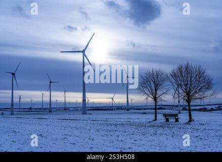 Windpark nördlich von Lichtenau, selbsternannte Energiestadt, erzeugen über 190 Windräder und über 1200 Solarpaneele zehnmal so viel Strom wie Stockfoto