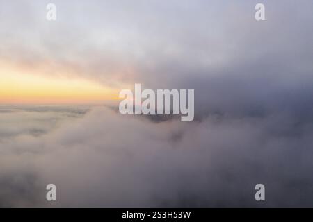 Die Sonne geht über dem Nebel auf, Elbtal, Sachsen, Deutschland, Europa Stockfoto
