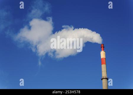 Schornstein einer Industrieanlage mit Rauch. Symbolisches Foto für Umweltschutz und Ozon. Österreich Stockfoto