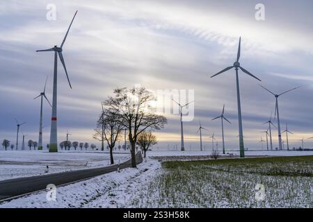 Landstraße, Windpark nördlich von Lichtenau, selbsternannte Energiestadt, über 190 Windturbinen und über 1200 Solarpaneele erzeugen zehnmal so viel Stockfoto