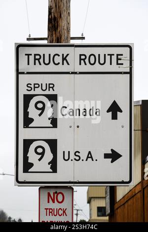 Sumas, WA, USA - 8. Januar 2025; Straßenschild für die Lkw-Route mit der Wahl zwischen Kanada oder USA auf der Washington Route 9 Stockfoto