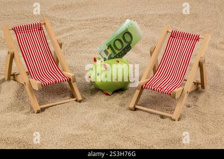 Liegestuhl mit Euro-Währung am Sandstrand. Symbol Foto für Kosten für Reise, Urlaub, Urlaub Österreich Stockfoto