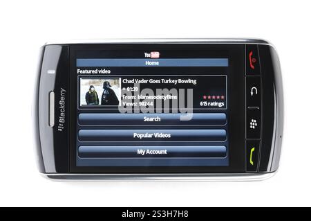 BlackBerry Storm 9530 Touchscreen-Smartphone mit YouTube-Video auf einem Display. Isoliert auf weißem Hintergrund. Stockfoto