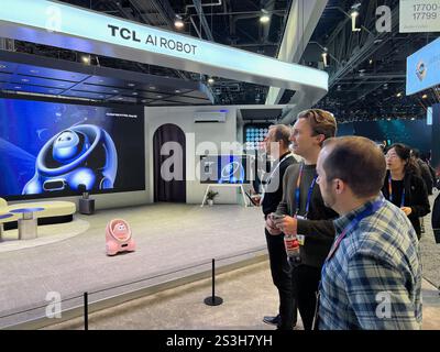 Las Vegas, USA.7. Januar 2025. Besucher besuchen die Consumer Electronics Show (CES) 2025 in Las Vegas, USA, 7. Januar 2025. Die Consumer Electronics Show (CES) 2025, die weltweit führende Tech-Show, wurde am Dienstag offiziell in Las Vegas eröffnet. Die jährliche Veranstaltung, die von Dienstag bis Freitag stattfindet, zieht mehr als 4.500 Aussteller aus mehr als 160 Ländern und Regionen an, darunter etwa 1.400 Startups. Quelle: Zhang Shuo/China News Service/Alamy Live News Stockfoto