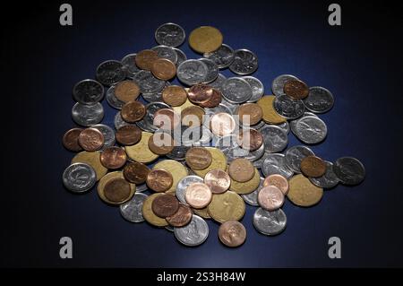Stapel kanadischer Münzen, beleuchtet auf dunkelblauem Hintergrund Stockfoto