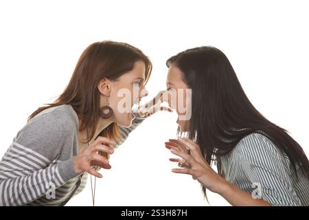 Zwei junge Frauen wurden in einem Streit geknickt und beleidigt Stockfoto