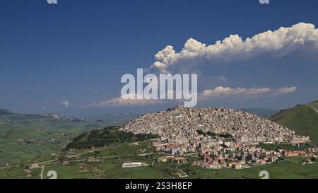 Ausbruch des Ätna mit Gangi im Vordergrund, Sizilien, Italien, Europa Stockfoto