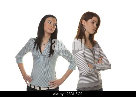 Zwei junge Frauen wurden in einem Streit geknickt und beleidigt Stockfoto