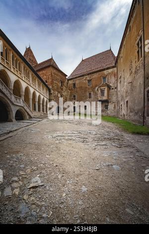 Innenhof eines alten gotischen Renaissanceschlosses in Siebenbürgen Hunedoara, Rumänien, Europa Stockfoto