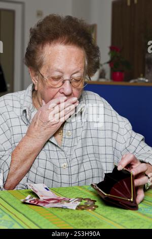 Alte Frau zählt ihr Geld Stockfoto