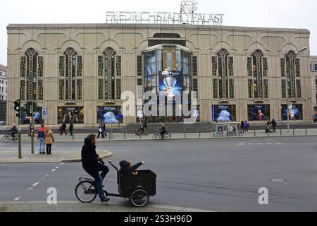 Show- und Revue-Theater Friedrichstadtpalast in Berlin mit dem Programm The Wyld Stockfoto