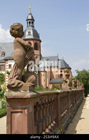 Putti stand im Garten des Klosters Seligenstadt, Hessen, Deutschland Seligenstadt, Deutschland, Europa Stockfoto