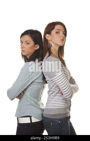 Zwei junge Frauen wurden in einem Streit geknickt und beleidigt Stockfoto