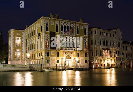 Palazzo Franchetti Cavallo bei Nacht Palast aus dem 16. Jahrhundert am Canal Grande, Venedig, Italien, Italien, Europa Stockfoto