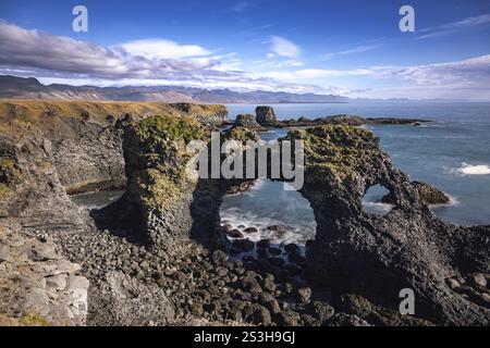 Steinbogen in Gatklettur an einem schönen Tag, Island, Europa Stockfoto
