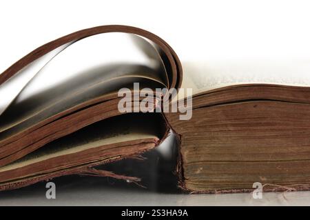 Alte offene zerfledderte Buch Seiten Closeup isoliert auf weißem Hintergrund Stockfoto