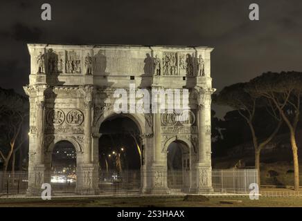 Beleuchteter Konstantinsbogen bei Nacht, Rom, Italien, Italien, Europa Stockfoto