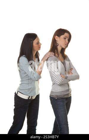 Zwei junge Frauen wurden in einem Streit geknickt und beleidigt Stockfoto