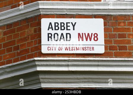 Straßenschild der Abbey Road in Westminster an einer Backsteinmauer, London, Region London, England, Vereinigtes Königreich, Europa Stockfoto