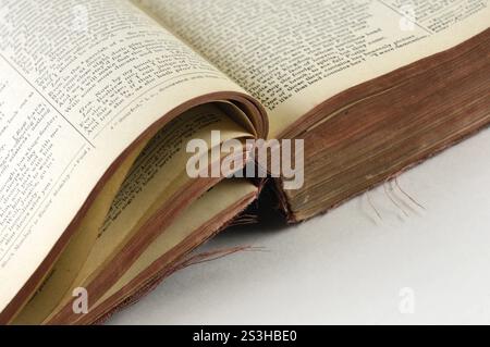 Alte offene zerfledderte Buch Seiten Closeup isoliert auf weißem Hintergrund Stockfoto