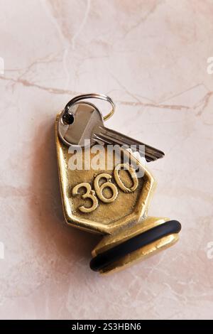Zimmerschlüssel von einem Hotel mit einer Reihe Stockfoto