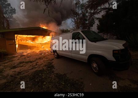 Altadena, Usa. Januar 2025. Eine Garage, die in Brand gesetzt wurde. Das Eaton Firere in Altadena hat die Evakuierung von mehr als 1000 000 Einwohnern und bestätigte, dass fünf Menschen das Leben genommen wurden. Das Feuer, das von den Winden von santa ana angetrieben wird, liegt derzeit auf 000 Hektar mit 0 % Eindämmung. (Foto: Jon Putman/SOPA Images/SIPA USA) Credit: SIPA USA/Alamy Live News Stockfoto