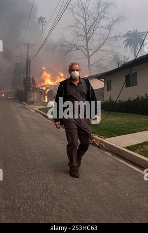 Altadena, Usa. Januar 2025. Ein Bewohner von Altadena verlässt sein brennendes Haus, nachdem er das Eaton-Feuer bekämpft hat. Das Eaton Firere in Altadena hat die Evakuierung von mehr als 1000 000 Einwohnern und bestätigte, dass fünf Menschen das Leben genommen wurden. Das Feuer, das von den Winden von santa ana angetrieben wird, liegt derzeit auf 000 Hektar mit 0 % Eindämmung. (Foto: Jon Putman/SOPA Images/SIPA USA) Credit: SIPA USA/Alamy Live News Stockfoto