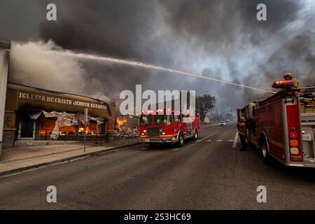 Altadena, Usa. Januar 2025. Die LAFD-Feuerwehrmänner beschmutzen einen brennenden Jehova-Sabbat. Das Eaton Firere in Altadena hat die Evakuierung von mehr als 1000 000 Einwohnern und bestätigte, dass fünf Menschen das Leben genommen wurden. Das Feuer, das von den Winden von santa ana angetrieben wird, liegt derzeit auf 000 Hektar mit 0 % Eindämmung. (Foto: Jon Putman/SOPA Images/SIPA USA) Credit: SIPA USA/Alamy Live News Stockfoto