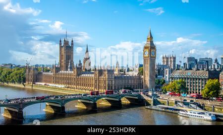 London UK, Okt. 06,2024 Big Ben Tower of Houses of Parliament und Westminster Pier, London, UK wunderschöner Blick vom London Eye Stockfoto