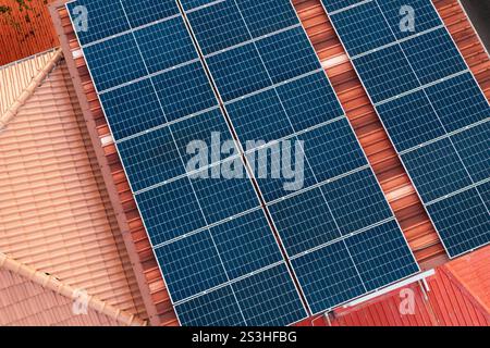 Nahaufnahme der Solarpaneele auf dem orangen Dach des Hauses. Stockfoto