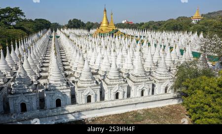 Mandalay, Myanmar: Kuthodaw-Pagode und Tripitaka-Tabletten, aus der Vogelperspektive des buddhistischen Tempels mit dem weltweit größten Buch der UNESCO auf 729 Marmorplatten in Stupas Stockfoto