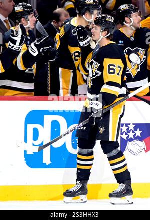 Pittsburgh, Usa. Januar 2025. Rickard Rakell (67) der Pittsburgh Penguins feiert sein Tor während der ersten Periode gegen die Edmonton Oilers in der PPG Paintts Arena in Pittsburgh am Donnerstag, den 9. Januar 2025. Foto von Archie Carpenter/UPI. Quelle: UPI/Alamy Live News Stockfoto