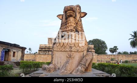 Große Skulptur von Nandi vor dem Brihadeeshwara Tempel, UNESCO-Weltkulturerbe, Thanjavur, Tamil Nadu, Indien. Stockfoto