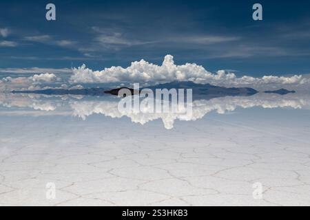 Uyuni Salar, bedeckt mit Wasser, ist wie ein Spiegel Stockfoto